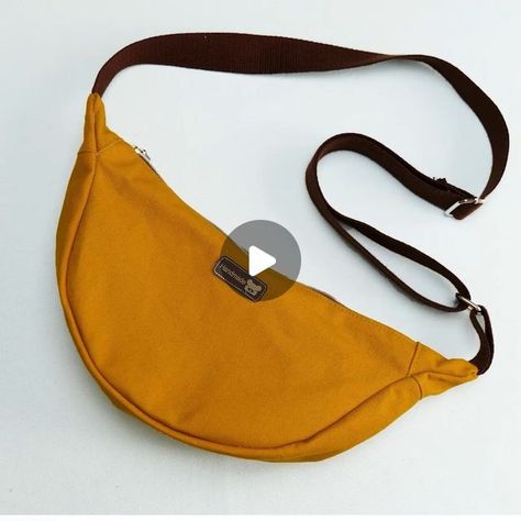 Shoulder Bag With Removable Pouch And Round Handle, Bumbag Sewing Pattern Free, Diy Baguette Bag Sewing Pattern, Diy Round Purse Bag, Bumbag Sewing Pattern, Banana Bag, Sewing Machine Basics, Instagram Diy, Bag Tutorial