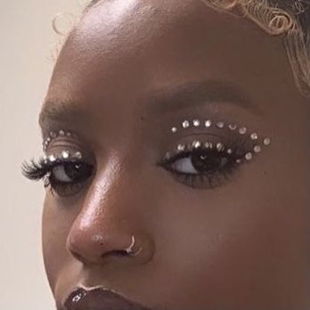 Big Rhinestone Makeup, Silver Festival Makeup, Righnstone Makeup, Pearl Gem Makeup, Pearl Eye Look, Gem Makeup Rhinestones, Make Up With Gems Rhinestones Eye Makeup, Rinestine Makeup, Eye Gems Makeup Rhinestones