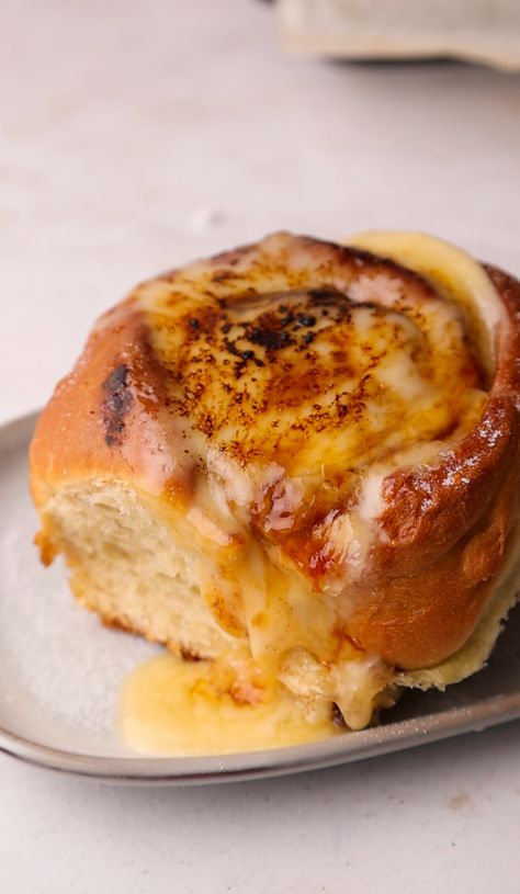 Creme Brûlée Cinnamon Rolls Creme Brulee Rolls, Creme Brulee Cinnamon Rolls, Fun Cinnamon Roll Ideas, Cinnamon Roll Variations, Croissant Cinnamon Rolls, Gooey Cinnamon Rolls, Breakfast Bakes, Beautiful Baking, Sweet Bread Rolls