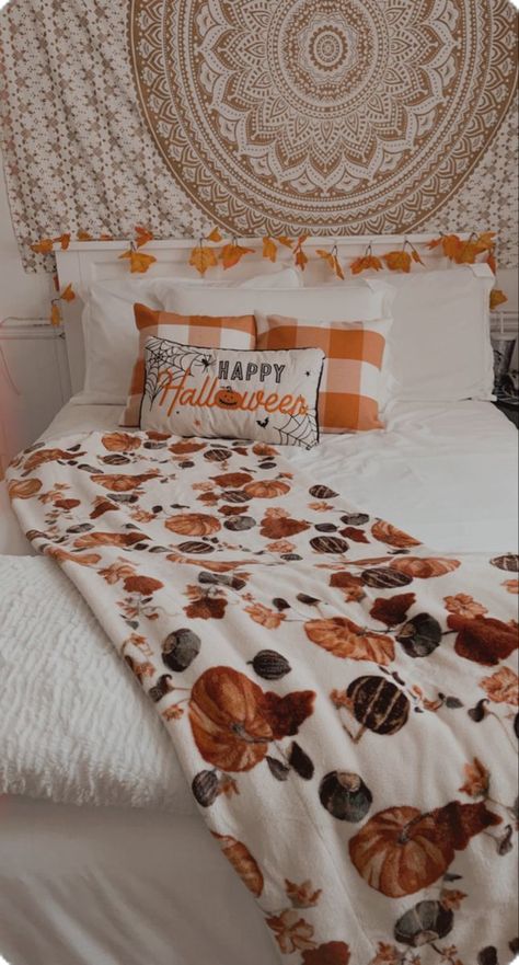 Apartment Decorating Minimalist, Scary Bedroom, Fall Room Design, Fall Room Inspiration, Fall Room Ideas, Seasonal Room Decor, Autumn Bedroom, Halloween Bedroom Decor, Autumn Room