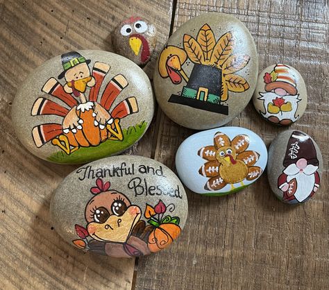 Thanksgiving Rocks Painted, Turkey Painted Rocks, Thanksgiving Stone Painting, Thanksgiving Rocks Painted Ideas, Thanksgiving Rock Painting, Painted Rocks Thanksgiving, Thanksgiving Rocks, Fall Painted Rocks Ideas, Thanksgiving Painted Rocks