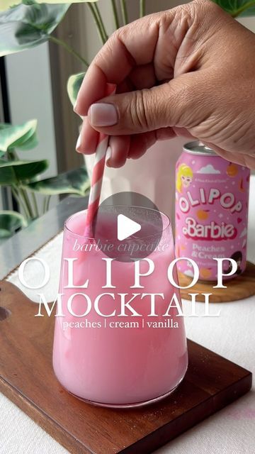 Mocktail Recipes + Wine (NA) | On The Mocks™️ on Instagram: "I’m back with another easy mocktail featuring my favorite (healthy) soda alternative: OLIPOP.   The newest flavor added to their lineup did NOT disappoint. This decadent drink is sweet + creamy and tastes just like a cupcake (🧁🍑). YUM!!!  BARBIE PEACHES & CREAM 💕 OLIPOP MOCKTAIL (recipe)  @drinkolipop Barbie Peaches & Cream (approx 6-8 oz)  1/2 oz Vanilla Creamer — or your choice of milk (I used @coffeemate creamer) Edible glitter  Pink Crystal Sprinkles  Ice   steps // 1. Add ice to your favorite glass and the pour in about 1/2 - 3/4 a can of OLIPOP (depending on the size of your glass) 2 Sprinkle in edible glitter (optional) 3 Sprinkle in some pink-crystal glitter — to add a touch of sweetness + that fun PINK color. 4 Follow Olipop Soda Mocktail, Olipop Mocktail, Coffeemate Creamer, Pink Mocktail, Soda Alternatives, Barbie Cupcakes, Healthy Soda, Baking Secrets, Mocktail Recipes