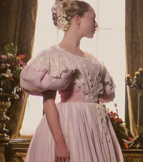 Les Misérables (2012) - Amanda Seyfried as Cosette wearing a pink dress with short puffy sleeves, round neckline and white embroidered muslin overlay on the bodice and sleeves.  The costumes were designed by Paco Delgado 1830s Aesthetic, Cosette Aesthetic, Les Miserables Aesthetic, Cosette Les Miserables, Carmilla Karnstein, Les Miserables Costumes, Cloth Reference, Movie Wedding Dresses, Character Creating