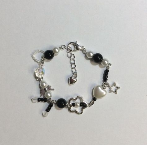 Black Charm Bracelet, Charm Bracelet Ideas, Beaded Bracelets Black, Black Beads Bracelet, Black Bead Bracelet, Black Beaded Bracelet, Keychain Bracelet, Pretty Jewelry Necklaces, Indie Jewelry