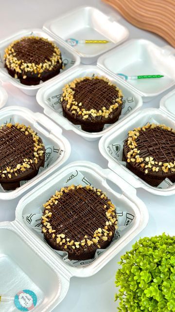 Brownies Hias, Brownie Design, Brownies Lumer, Decorated Brownies, Birthday Cake Alternatives, Cake Tart, Dessert Box, Happy Teacher, Cake Mini