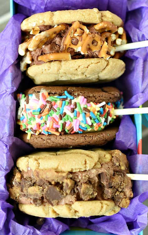 Summer Dessert Recipes Cookie Sandwich, Ice Cream Cookie Sandwich, Easy Ice Cream, Ice Cream Sandwiches, Summer Dessert Recipes, Ice Cream Treats, Ice Cream Cookies, Cream Desserts, Chocolate Ice