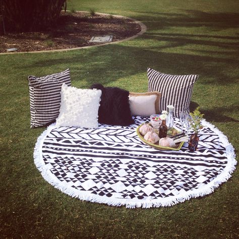 Black and white pop up picnic set up Pop Up Picnic Table, Black And White Picnic Decor, Black And White Picnic, Diy Picnic Set Up, Outdoor Brunch Party, Picnic Bar, Event Venue Business, Breakfast Picnic, Picnic Party Decorations