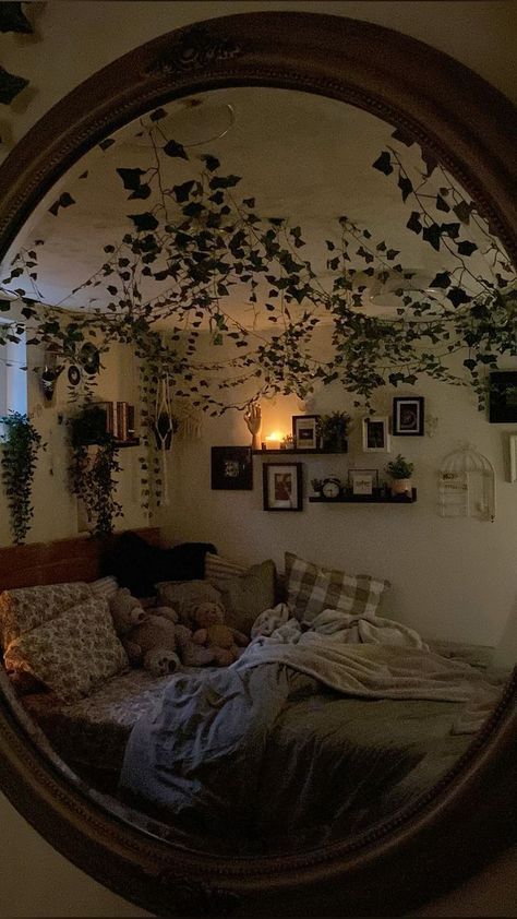 Cozy Bedroom Pictures, Comfy Aesthetic Pictures, Cozy Room Decor Vintage, Clean Maximalist Bedroom, Vibey Apartment Bedroom, Brown Room Ideas, Vintage Cozy Bedroom, Brown Room Aesthetic, Comfy Room Aesthetic