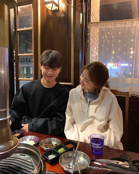 Couple Eating, Restaurant Aesthetic, Miss U So Much, Best Book Covers, Couples Vibe, Ulzzang Couple, Cute Couple Poses, Picture Icon, Korean Couple