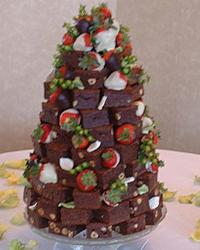 This is fudge but we could so a stack of brownies instead of profiteroles as top tier... Cake Replacement Ideas, Brownie Wedding, Brownie Wedding Cakes, Brownie Tower, Doughnut Wedding Cake, Donut Wedding Cake, Cheesecake Wedding Cake, Wedding Cheesecake, Wedding Cake Images