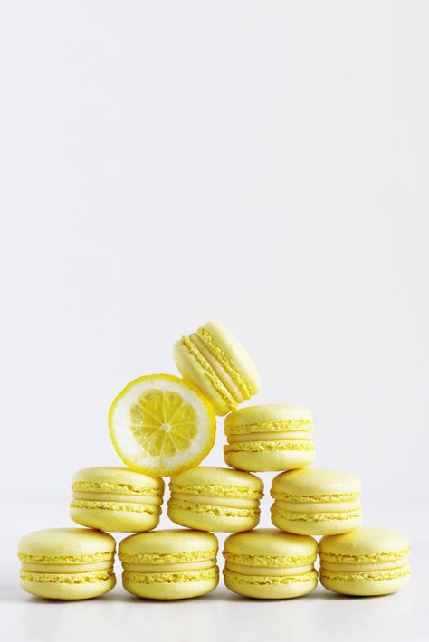 Citronmacarons – Maja Vase Macaron Photography, Macaron Ideas, Candy Photography, Lemon Macarons, Food Photography Dessert, Yellow Food, Citrus Wedding, Fruit And Vegetable Carving, Dessert Photography