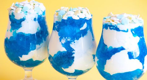 Sky Parfaits Water Jungle, Jello Parfait, Parfait Glasses, Blue Jello, Balloon Theme, Gelatin Dessert, Parfait Recipes, Safari Party, Jungle Safari