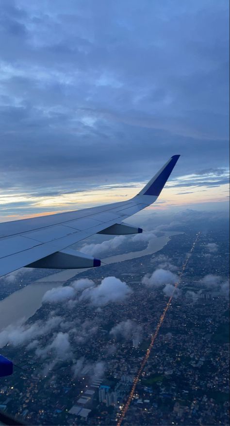 United Airlines Wallpaper, Plane Aesthetic Wallpaper, Airplane Aesthetic Wallpaper, Airport Wallpaper, Aviation Wallpaper, Plane Tips, Flight View, Trip Couple, Road Trip Family