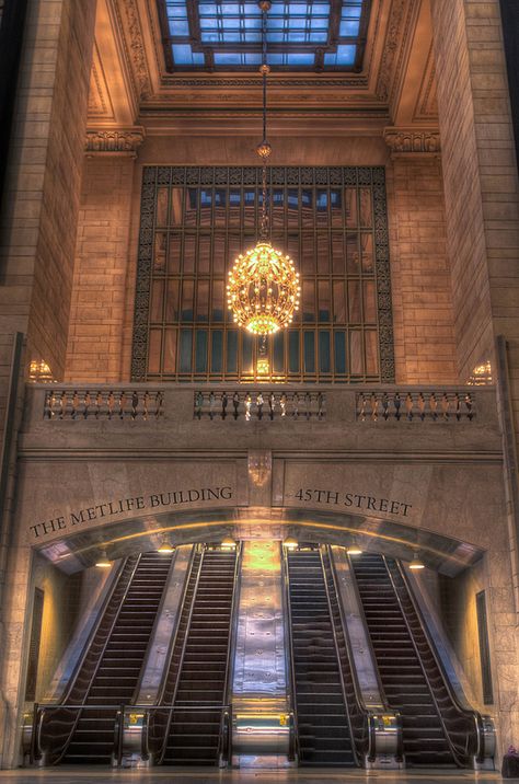 45th Street's escalators , The Grand Central Station , New York, USA