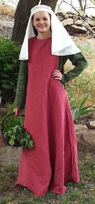 14th century costume - Google Search 13th Century Clothing Women, 1300s Fashion, Sideless Surcoat, Middle Ages Costume, 14th Century Dress, 13th Century Clothing, 14th Century Clothing, Medieval Hats, Medieval Reenactment