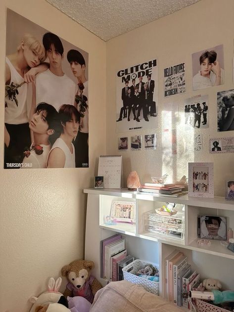 #bedroom #kpop #newjeans #desksetup #desk #txt Kpop Room Ideas Bedrooms, Small Kpop Room Ideas, K Pop Room Ideas, Kpop Bedroom, Kpop Room Decor, Kpop Deco, Room Maker, Kpop Room, Aesthetic Room Ideas