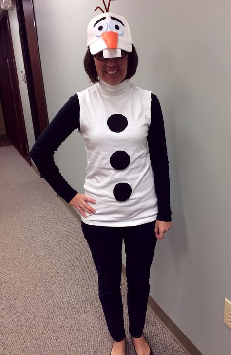 Creative Halloween costume for the office | Olaf from Frozen Frosty Costume Diy, Olaf Adult Costume, Diy Olaf Costume Women, Olaf Costume Diy Women, Dress Like A Snowman For School, Adult Olaf Costume, Frozen Costumes Diy, Diy Olaf Costume, Olaf Halloween Costume