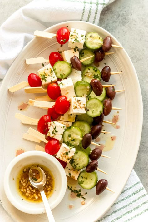 Greek Night, Salad Skewers, Greek Party, Summer Appetizers Easy, Juicy Hamburgers, Food On A Stick, Greek Vinaigrette, Greek Appetizers, Grilling Kabobs