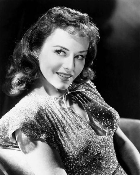 Paulette Goddard Paulette Goddard, 1940's Fashion, 50s Women, Actrices Hollywood, Silent Movie, Silent Film, 1940s Fashion, Beauty Icons, Brunettes