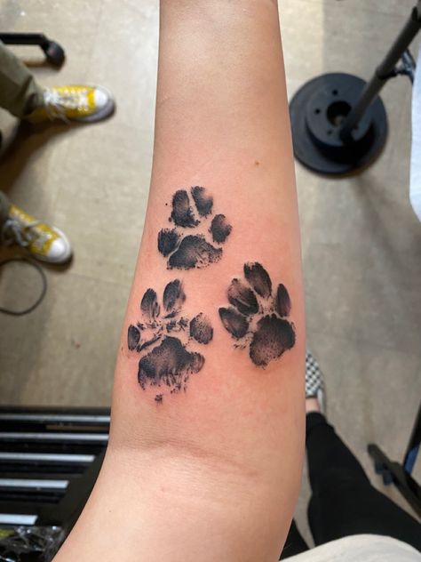 Dog Paw Print Tattoo, Tatoo Dog, Tattoos About Growth, Tattoo Pierna, Tattoo Line Art, Dog Print Tattoo, Tattoo Behind Ear, Pawprint Tattoo, Dog Paw Tattoo