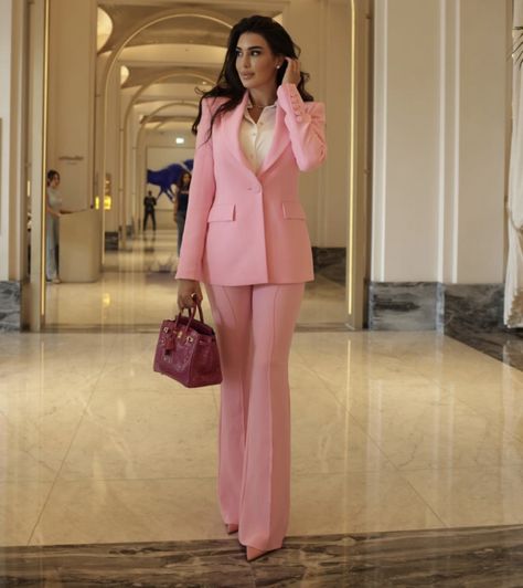 Pink Business Outfit, Corporate Barbie, Rich Arab, Pink Suits Women, Formal Suits For Women, Pink Pants Outfit, Outfit Rosa, Grad Outfits, Hijab Fashion Summer