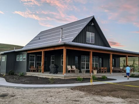 Lake Shop House, Barndonium Exterior, Barndominium With Carport, Barn Style House Exterior, Bardominum Ideas Floor Plans, Metal Building Colors Schemes, Black Pole Barn House, Barndominiums On A Budget, Black Barndominium Exterior