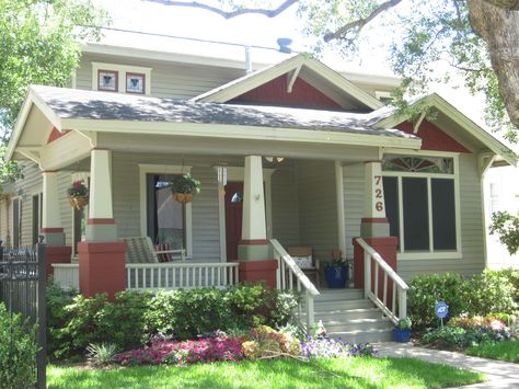 Bungalow Veranda, Small Front Porches Designs, Bungalow Landscaping, Bungalow Porch, Front Porch Design Ideas, Small Lake Houses, Craftsman Porch, Porch Design Ideas, Bungalow Exterior