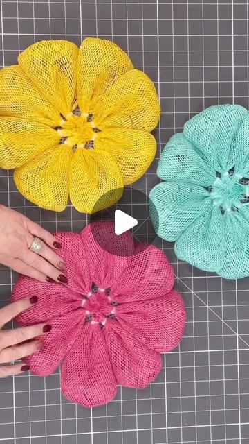 Easy Mesh Wreath, Bunny Wreath Diy, Dollar Tree Wreath, Sunflower Wreath Diy, Mesh Crafts, Deco Mesh Crafts, Summer Deco Mesh Wreaths, Burlap Wreath Tutorial, Diy Floral Wreath