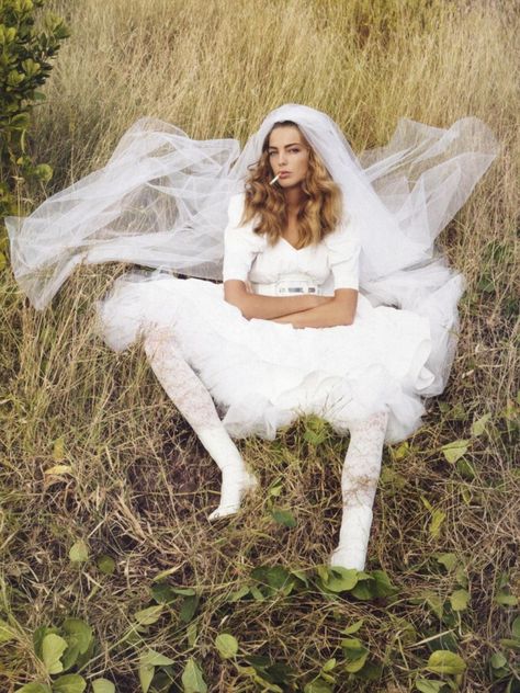 runaway bride Daria having a smoke Inez Vinoodh, Daria Werbowy, Runaway Bride, Emmanuelle Alt, Bride Photoshoot, Bridal Shoot, 인물 사진, Here Comes The Bride, Vogue Paris