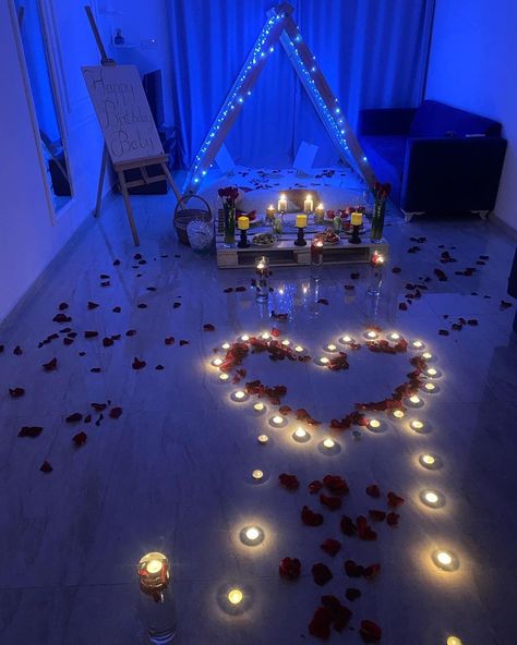 Indoor Tent Date Night, Proposal Decorations Indoor Simple, Date Night Picnic At Home, Couples Date Night Aesthetic At Home, Indoor Tent Romantic, Anniversary Home Decoration Ideas, Indoor Picnic Date Romantic At Home, Tent Birthday Decoration, Inside Picnic Ideas Romantic