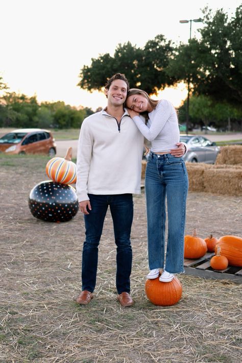 Picture inspiration for couple, pumpkin, patch pictures, Instagram, pose inspiration, Pinterest Pumpkin Patch Couple Outfit Ideas, Pumpkin Patch Outfit Photoshoot, Fall Pictures At Pumpkin Patch, Fall Couples Pumpkin Patch, Diy Fall Couple Pictures, Pumpkin Patch Ideas Pictures, Pumping Patch Pictures, Couples Photos Pumpkin Patch, Simple Fall Couple Pictures