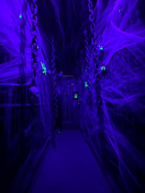 Holloween Decore House Outside Scary, Spider Web Haunted House, Diy Halloween Hallway Decorations, Halloween Blacklight Party, Scary Hallway Haunted Houses, Black Light Haunted House Ideas, Black Light Haunted House, Spider Room Haunted House, Haunted House Walk Through