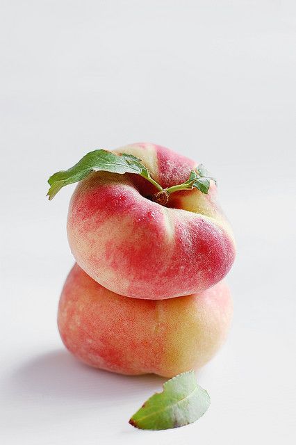 donut peaches... (Best Peaches EVER!) I WILL ADD IF YOU HAVE NEVER HAD ONE PUT IT ON YOUR BUCKET LIST Donut Peaches, Donut Peach, Coconut Balls, Peach Fruit, Fruit Photography, Beautiful Fruits, Peaches Cream, Fruit Garden, Delicious Fruit