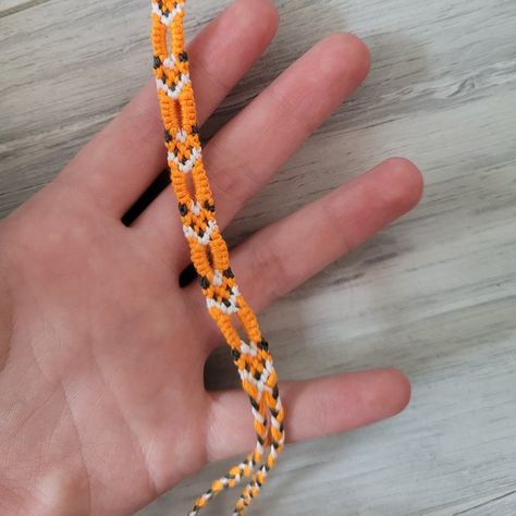 Giraffe Bracelet Pattern, Penguin Bracelet Pattern, Fox Friendship Bracelet Pattern, Fox Bracelet Pattern, Panda Bracelet Pattern, Macrame Bracelet Ideas, Animal Friendship Bracelet Patterns, Normal Pattern Bracelet, Yarn Friendship Bracelets