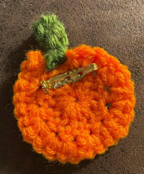 Bev's PUMPKIN PIN Pumpkin Pin, Easy Fall Decor, Fall Crochet, Fall Crochet Patterns, Crochet Halloween, Pumpkin Hat, Halloween Crochet Patterns, Halloween Autumn, Halloween Pins