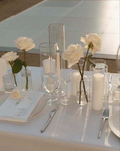 Minimalist Wedding Table Decor, White Rose Centerpieces, Minimalist Wedding Table, Wedding Reception Details, Minimalist Wedding Decor, White Roses Wedding, White Wedding Theme, Wedding Tablescape, Rose Centerpieces