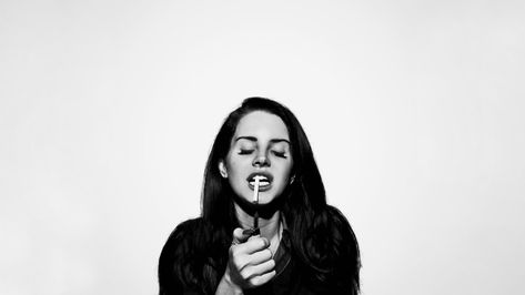 Lana Del Rey Desktop Wallpaper, Desktop Wallpaper Black And White, Lana Del Ray Style, Ldr Wallpaper, Mac Wallpaper Desktop, Desktop Wallpaper Black, Lana Del Rey Quotes, Grey Wallpaper Iphone, Lana Del Rey Art