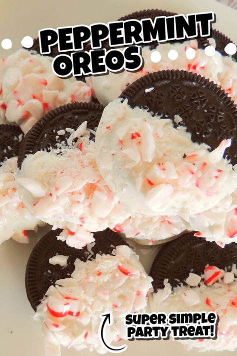 white chocolate dipped peppermint christmas oreos Oreo Peppermint Dessert, Holiday Dipped Oreos, Dipped Oreos Christmas, Baking Recipes Easy, Christmas Baking Recipes Easy, Christmas Oreos, Peppermint Oreos, Holiday Dips, Pumpkin Truffles