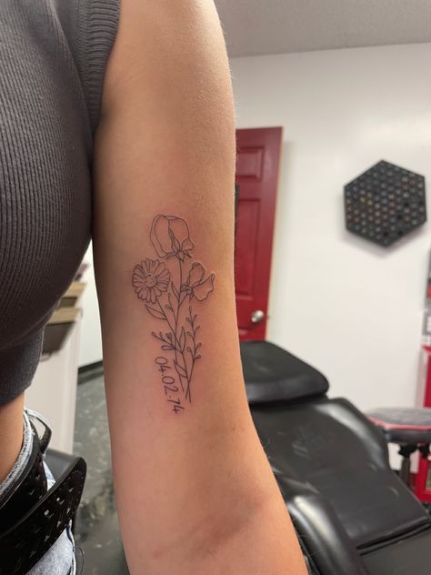 Date Arm Tattoo, Simplistic Tattoo Minimalist, Line Tattoo Flower, Tattoo Flower Bouquet, Fine Line Tattoo Flower, Tattoo Simplistic, Simplistic Tattoo, Tattoo Bicep, Bicep Tattoo Women