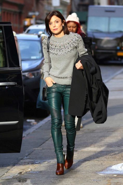 Bethenny Frankel Wears Green Balmain Leather Biker Pants Outfit Verde, Leather Biker Pants, Leather Leggings Outfit, Fashion 1940s, Bethenny Frankel, Leather Pants Outfit, Biker Pants, Leggings Outfit, Wear Green