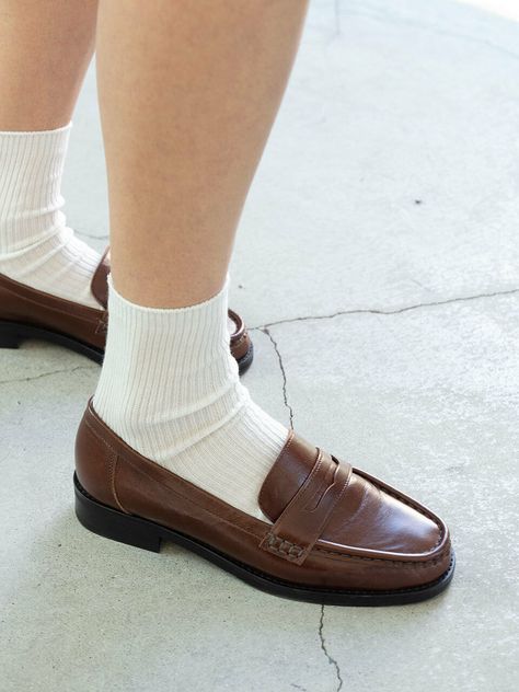 Penny Loafers_Brown Penny Loafer Aesthetic, Slim Loafers Outfit, Brown Loafers Outfit, Brown Loafers Outfit Women, Penny Loafers Outfit, Womens Penny Loafers, Loafers With Socks, Vintage Loafers, Shoe Cleaning