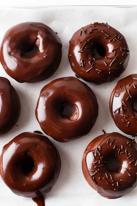 Baked Chocolate Donuts Homemade Glazed Donuts, Chocolate Doughnuts Recipe, Donut Chocolate, Baked Doughnut Recipes, Ideas For Watercolor, Donut Calories, Easy Donut Recipe, Chocolate Doughnuts, Donut Pan