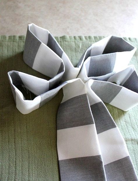 How to make a perfect bow out of any fabric you choose! Good to know if you don't have any ribbon on hand or if you just need a bow to match your decor perfectly! Make A Bow With Ribbon, Burlap Bow Tutorial, Fabric Bow Tutorial, Making Bows For Wreaths, 20s Makeup, Bow With Ribbon, Bow Board, Diy Wreath Bow, Pew Ends