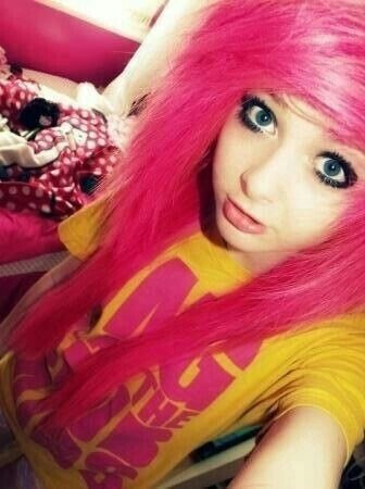 Emo Scene Girls, Emo Scene Hair, Hot Pink Hair, Scene Girl, Emo Stuff, Choppy Hair, Emo Hair, Scene Girls, Scene Kids