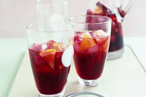 While you're kicking back and relaxing this long weekend, why not have a couple of drinks to loosen up!  Here's a great Autumn drink recipes to enjoy this Easter Weekend! Jus Anggur, Cheesy Potato Bake, Christmas Pasta, Classic Eggnog, Mulled Wine Recipe, Dinner Mints, Wine Recipe, Sweet White Wine, Salmon Dishes