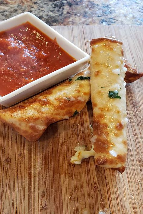 Frickles Recipe, Wonton Mozzarella Sticks, Cheese Sticks Recipe, Homemade Mozzarella Sticks, Wonton Wrapper Recipes, Mozzarella Sticks Recipe, Air Fryer Recipes Appetizers, Mozzarella Cheese Sticks, Wonton Recipes