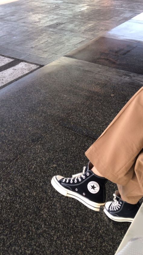 Shoe Pics Aesthetic, Converse Aesthetic, Shoes Converse, Outfits With Converse, Aesthetic Shoes, Swag Shoes, Beige Aesthetic, Brown Aesthetic, Grunge Aesthetic