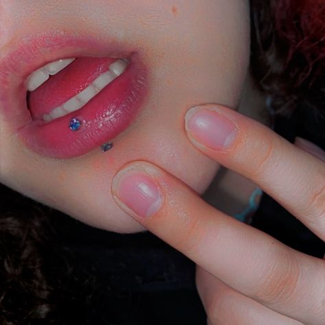 Verticle Labret Lip Piercing Aesthetic, Labret Piercing Aesthetic, Lip Piercing Vertical Labret, Vertical Labret Piercing Jewelry, Vertical Labret Piercing Aesthetic, Piercing Vertical Labret, Vertical Labret Jewelry, Piercing Ideas Aesthetic, Labret Vertical