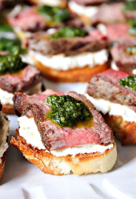 Beef Tenderloin Crostini, Tenderloin Crostini, Appetizers Christmas, Whipped Goat Cheese, Meat Appetizers, God Mat, Beef Tenderloin, Buffalo Wings, Holiday Appetizers