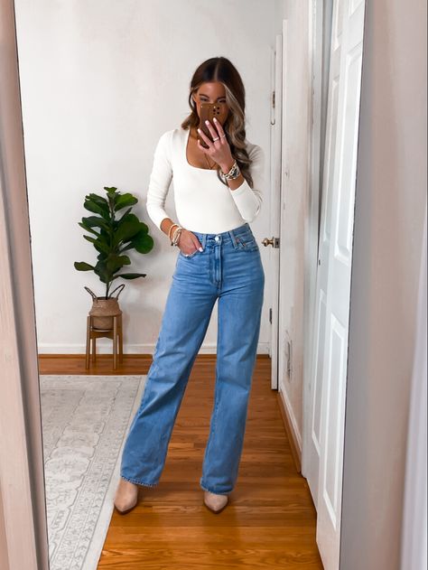 Baggy Jeans Outfit Dressed Up, Light Colored Wide Leg Jeans Outfit, Wide Leg Jeans Outfit Going Out, Loose Leg Jeans Outfit, Loose Jeans With Boots, Wide Leg Jeans And Cowboy Boots, Wide Leg Jeans Chelsea Boots, Wide Leg Jeans And Boots Outfit, High Waisted Wide Jeans Outfit